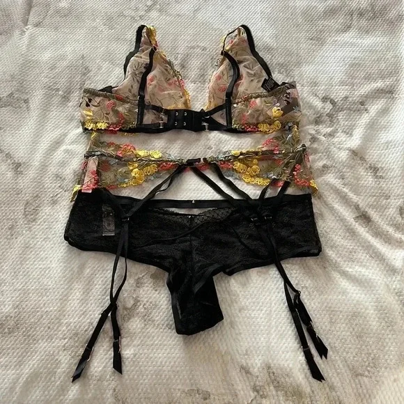 Victoria’s Secret Dream Angel Unlined Plunge with Matching Garter & Black Panty